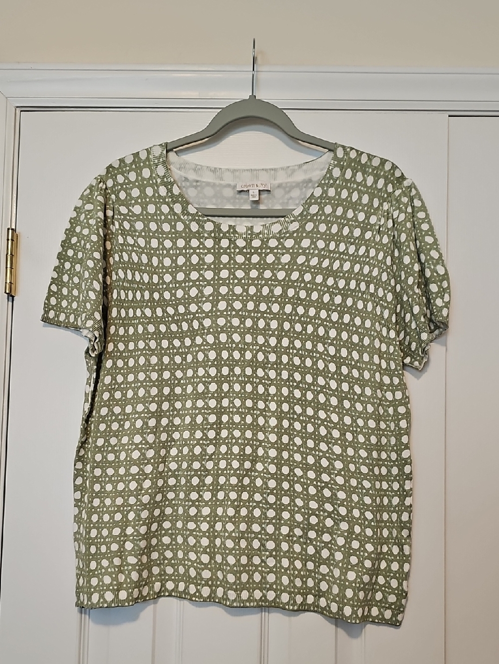 crown & ivy Sage Green Patterned Short Sleeve Crew Neck Top